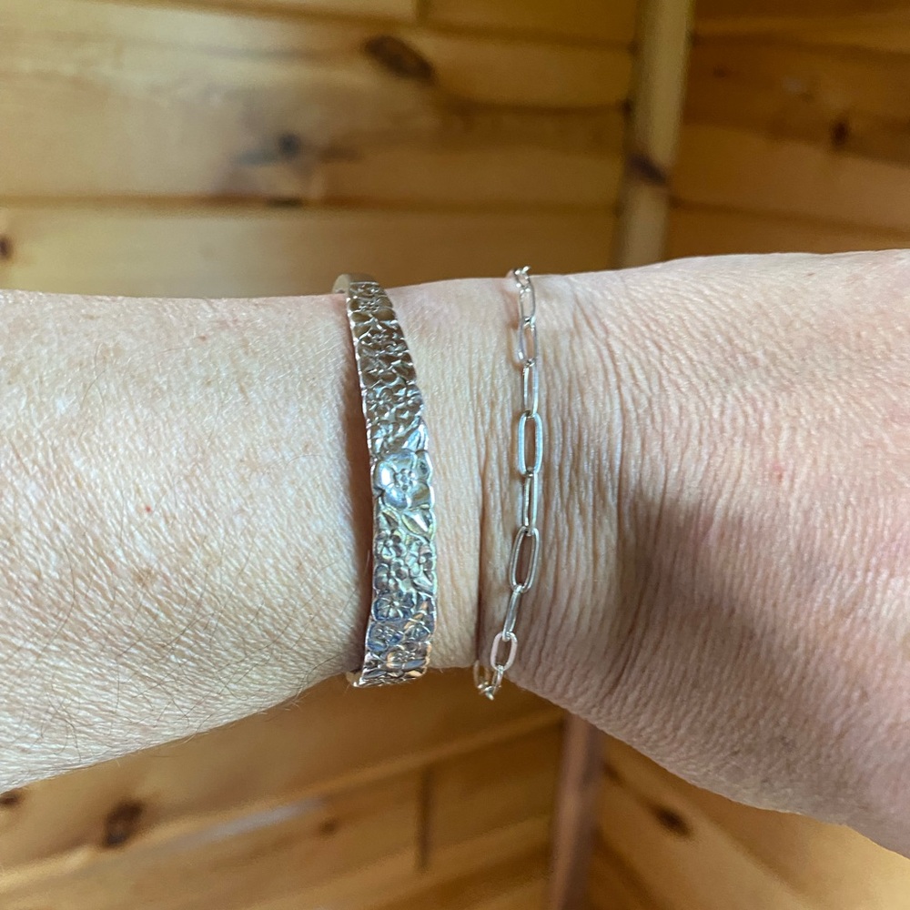 Beautiful Silver cuff bracelet made from Love precious flower. - Picture 6 of 6